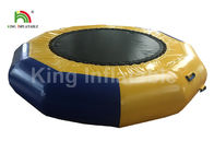 Dostosowana zabawka dmuchanej wody żółtej 5m D / pływająca trampolina PCV do parku wodnego