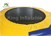 Dostosowana zabawka dmuchanej wody żółtej 5m D / pływająca trampolina PCV do parku wodnego