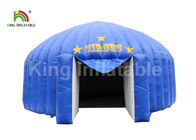 Namiot nadmuchiwany z niebieskim nadajnikiem z dmuchawą / namiotem na zewnątrz