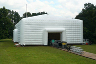 Nadmuchiwany namiot imprezowy w kształcie łuku z wejściem do tunelu okiennego