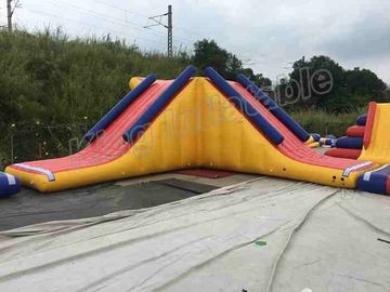 Plandeka PCV 0,9 mm Ogromne nadmuchiwane Parki Wodne 40m Średnica Z Czerwonym / Niebieskim Kolorem