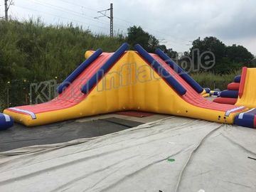 Trójkąt nadmuchiwane wody Pływający park wodny slajdów na zewnątrz gry