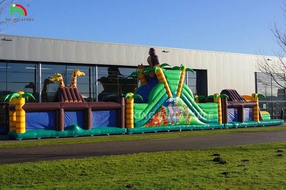Duży zewnętrzny, nadmuchany, tor przeszkód ze zjeżdżalnią i płotem, skok z podskoku, gra sportowa z trampoliną i zjeżdżalnią