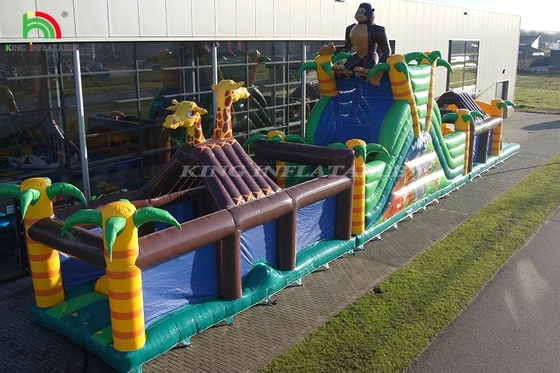 Duży zewnętrzny, nadmuchany, tor przeszkód ze zjeżdżalnią i płotem, skok z podskoku, gra sportowa z trampoliną i zjeżdżalnią