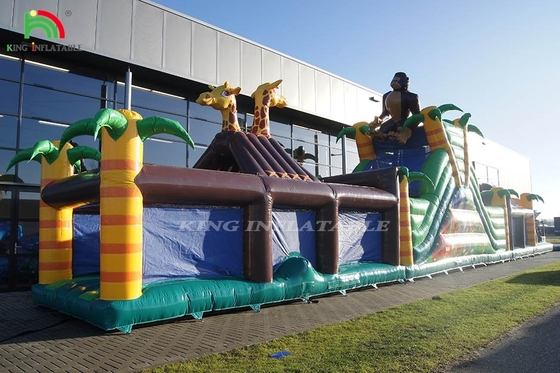 Duży zewnętrzny, nadmuchany, tor przeszkód ze zjeżdżalnią i płotem, skok z podskoku, gra sportowa z trampoliną i zjeżdżalnią