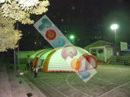 Duży, biały i pomarańczowy nadmuchiwany namiot z PVC do użytku na zewnątrz