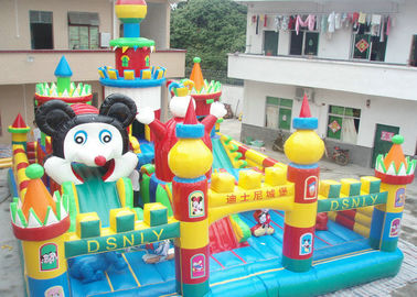Odkryty nadmuchiwany park rozrywki