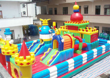Odkryty nadmuchiwany park rozrywki