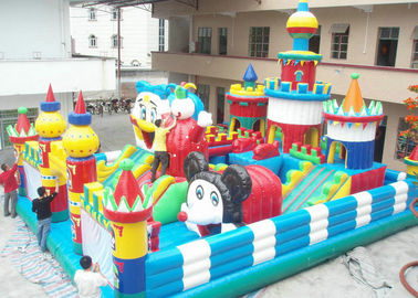 Odkryty nadmuchiwany park rozrywki