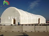 Biały gigantyczny namiot nadmuchiwany z drzwiami do imprez plenerowych park rozrywki używany