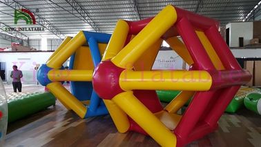 Nadmuchiwana zabawka PVC / TPU, kolorowy wałek do chodzenia po wodzie do uprawiania sportów wodnych