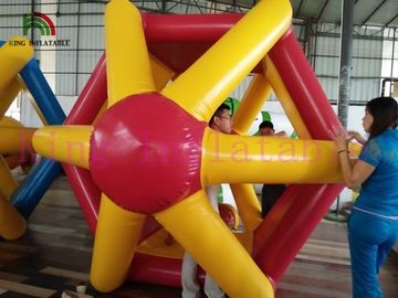 Nadmuchiwana zabawka PVC / TPU, kolorowy wałek do chodzenia po wodzie do uprawiania sportów wodnych