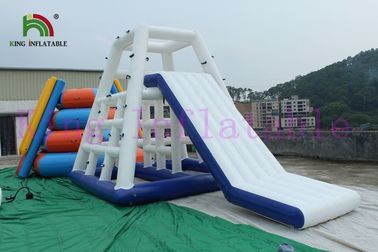 Niestandardowe 0.9mm PVC niebieski / biały zabawki nadmuchiwane wody / CE Aqua Slides dla parku wodnego