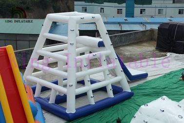 Niestandardowe 0.9mm PVC niebieski / biały zabawki nadmuchiwane wody / CE Aqua Slides dla parku wodnego