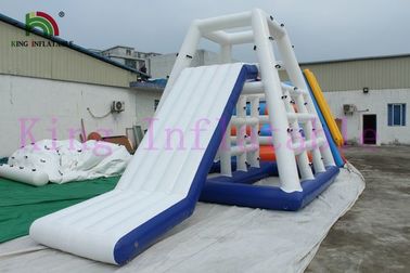 Niestandardowe 0.9mm PVC niebieski / biały zabawki nadmuchiwane wody / CE Aqua Slides dla parku wodnego