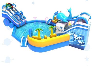 Ognioodporny komercyjny przenośny Blue Shark Blow Up Water Park ze zjeżdżalnią i gigantycznym basenem