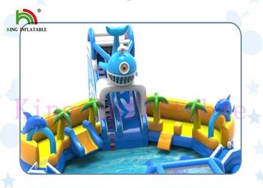 Ognioodporny komercyjny przenośny Blue Shark Blow Up Water Park ze zjeżdżalnią i gigantycznym basenem