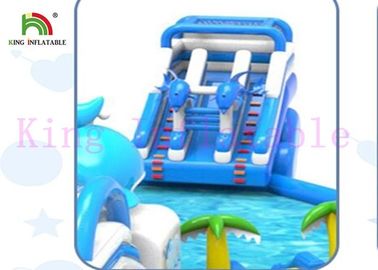 Ognioodporny komercyjny przenośny Blue Shark Blow Up Water Park ze zjeżdżalnią i gigantycznym basenem