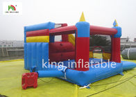 Mały kolorowy nadmuchiwany zamek do skakania z komercyjnych slajdów dla dzieci