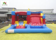 Mały kolorowy nadmuchiwany zamek do skakania z komercyjnych slajdów dla dzieci