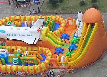 Pomarańczowy prom kosmiczny nadmuchiwany tor przeszkód Gry sportowe o długości 30 m. Interaktywne