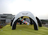 Nadmuchiwany namiot imprezowy o średnicy 10 m. Czarny słupek PCV z białym, zadrukowanym dachem