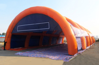 Duży nadmuchiwany namiot imprezowy w kształcie łuku z wejściem do tunelu