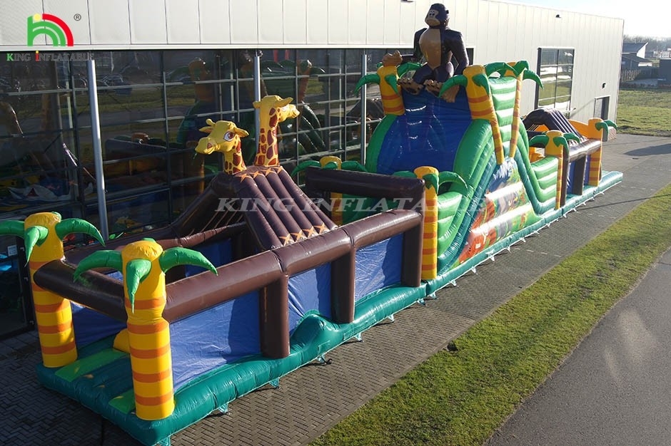 Duży zewnętrzny, nadmuchany, tor przeszkód ze zjeżdżalnią i płotem, skok z podskoku, gra sportowa z trampoliną i zjeżdżalnią